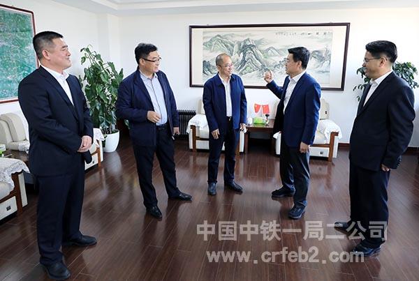 孔凡强等与香河县委领导交谈——王利 摄 孔凡强等与香河县委领导交谈——王利 摄